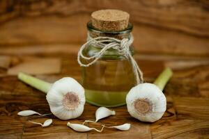 fresco aglio per olio d'aglio su oliva legna foto