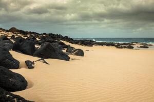 bellissimo spiaggia las conchas, su la graziosa, un' piccolo isola vicino lanzarote, canarino isole foto