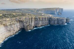 aereo Visualizza di mare tunnel vicino azzurro finestra. dwejra è un' laguna di acqua di mare su il gozo isola.malta foto