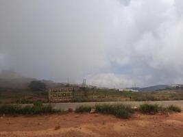 mozzafiato naturale bellezza di abha nel Arabia arabia nel il estate stagione. alto montagne, verde, Basso nuvole e nebbia siamo il bellezza di ahah. foto