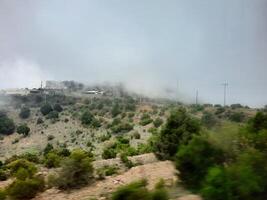 mozzafiato naturale bellezza di abha nel Arabia arabia nel il estate stagione. alto montagne, verde, Basso nuvole e nebbia siamo il bellezza di ahah. foto