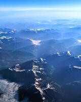 aereo Visualizza di Alpi, montagna gamma, sbalorditivo paesaggio scenario, viaggio e avventura sfondo, volante al di sopra di alpsv foto