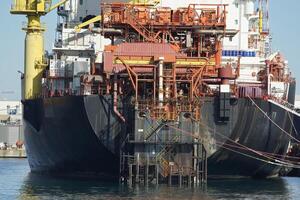 rigassificatore nave lng liquefatto naturale gas petroliera ancorato nel Genova porto, Italia foto