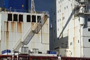 rigassificatore nave lng liquefatto naturale gas petroliera ancorato nel Genova porto, Italia foto