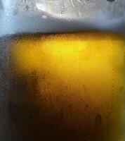 bicchiere di schiumoso mestiere birra nel un' freddo birra boccale foto