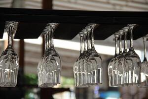 bicchieri sospeso sottosopra giù nel il bar tazza titolare foto