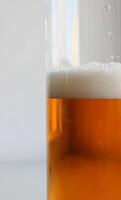 lato di massiccio birra boccale con classico leggero birra con schiuma bolle verticale azione foto per birra sfondi