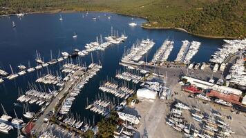 Barche e andare in barca yachts attraccato a gigante marina aereo superiore Visualizza foto