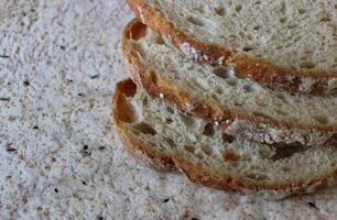 sottilmente affettato fatti in casa pane su il superficie di lievito gratuito lavash con cereali foto