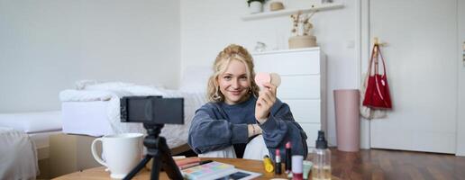 ritratto di bellissimo biondo donna, ragazza Spettacoli arrossisce, bellezza prodotti, registrazione su digitale telecamera, la creazione di soddisfare per sociale media account, vlogger consigliare elementi nel video blog foto