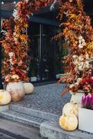 Halloween decorato all'aperto bar o ristorante terrazza nel America o Europa con zucche tradizionale attributi di Halloween. cortile decorazione per festa. foto