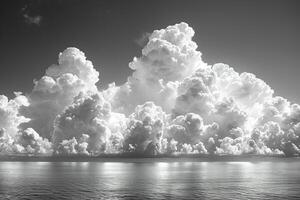 drammatico nube formazioni incombente al di sopra di un' calma mare foto