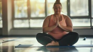 obeso donna fare yoga nel il Palestra foto