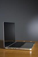 laptop professionale su sfondo grigio foto
