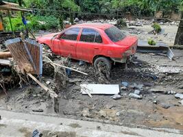 tanah dati, Indonesia - Maggio 12, 2024. il condizione di il auto era male danneggiato dovuto per freddo lava veloce inondazioni. naturale disastro nel lemba anai foto