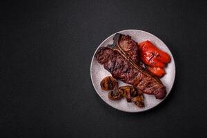 delizioso succoso Manzo tbone bistecca con sale, spezie e erbe aromatiche foto