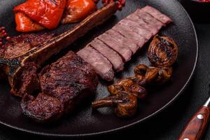 delizioso succoso Manzo tbone bistecca con sale, spezie e erbe aromatiche foto