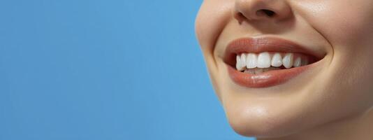 vicino su di Perfetto bianca denti Sorridi su donna viso con blu sfondo foto