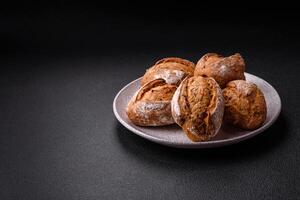 fresco al forno pane panini con sale, spezie, semi e cereali foto