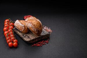 fresco al forno pane panini con sale, spezie, semi e cereali foto