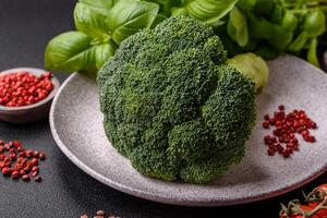 fresco crudo verde broccoli nel il modulo di un' ramo come un ingrediente per cucinando cibo a casa foto