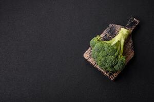 fresco crudo verde broccoli nel il modulo di un' ramo come un ingrediente per cucinando cibo a casa foto