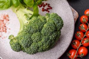 fresco crudo verde broccoli nel il modulo di un' ramo come un ingrediente per cucinando cibo a casa foto