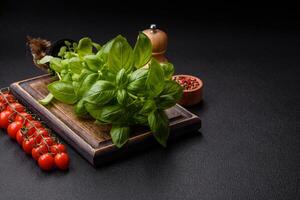 fresco erbe aromatiche basilico nel il modulo di un' cespuglio come un ingrediente per cucinando a casa foto