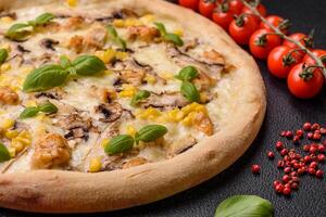 delizioso Pizza con Mais, formaggio, pomodori e funghi, sale, spezie e erbe aromatiche foto