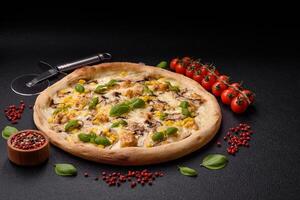 delizioso Pizza con Mais, formaggio, pomodori e funghi, sale, spezie e erbe aromatiche foto