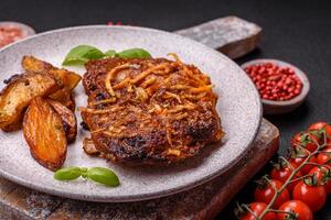 delizioso Maiale o Manzo costolette al forno su il griglia con sale, spezie e erbe aromatiche foto