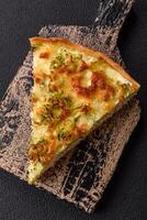 delizioso quiche con broccoli, formaggio, pollo, spezie e erbe aromatiche foto