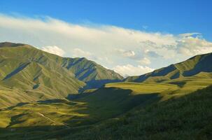 bellissimo Visualizza di valle con il montagne foto