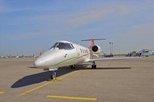 attività commerciale aereo parcheggiata a il aeroporto foto