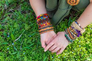 moda tiro di un' bellissimo boho stile ragazza su natura sfondo. boho, hippy. foto