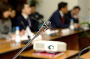 microfono per il altoparlante nel un' conferenza per un' sala foto