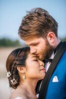 la sposa asiatica e lo sposo caucasico hanno tempo di romanticismo e sono felici insieme foto