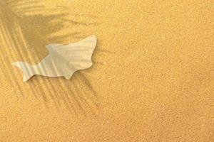 scultura di sabbia di squalo su una spiaggia per le vacanze fatta di sabbia. foto