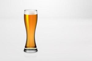 Rendering 3D di un bicchiere di birra leggera isolato su sfondo bianco. adatto al tuo progetto di design. foto