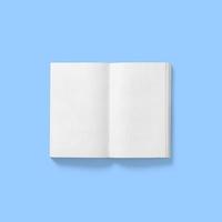 Torna al concetto di scuola, copertina rigida vuoto libro bianco aperto al centro isolato su blue foto