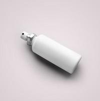 3D rendering vuoto bianco cosmetico in plastica flacone spray isolato su sfondo grigio. adatto per il tuo design di mockup.