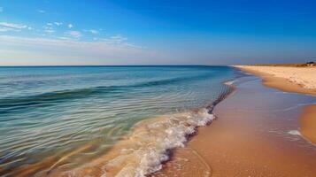 spiaggia con turchese acque e d'oro sabbie, baciato di il caldo sole di estate foto