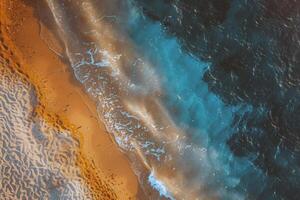 spiaggia con turchese acque e d'oro sabbie, baciato di il caldo sole di estate foto