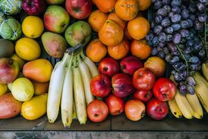 colorato Vettore di fresco frutta a agricoltori mercato, scoppiando con sapori di il estate raccogliere foto