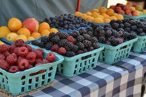 colorato Vettore di fresco frutta a agricoltori mercato, scoppiando con sapori di il estate raccogliere foto