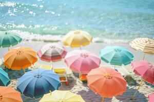 colorato spiaggia ombrelli punteggiatura il sabbioso litorale, fornire riparo a partire dal il mezzogiorno sole foto