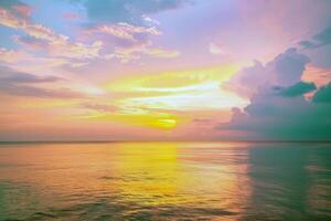 tramonto pittura il cielo con tonalità di arancia, rosa, e viola, segnalazione il fine di estate giorno foto