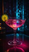 affascinante cocktail scintillante con un allettante ombra di rosa nel il bicchiere foto