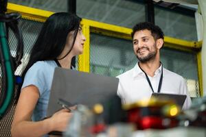 uomo d'affari di fabbrica industria ispezione e analisi di robot braccio per uso nel su larga scala complesso produzione industrie. foto