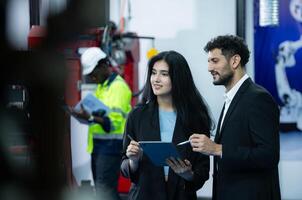 ritratto di uomo d'affari di fabbrica industria ispezione e analisi di robot braccio per uso nel su larga scala complesso produzione industrie. foto